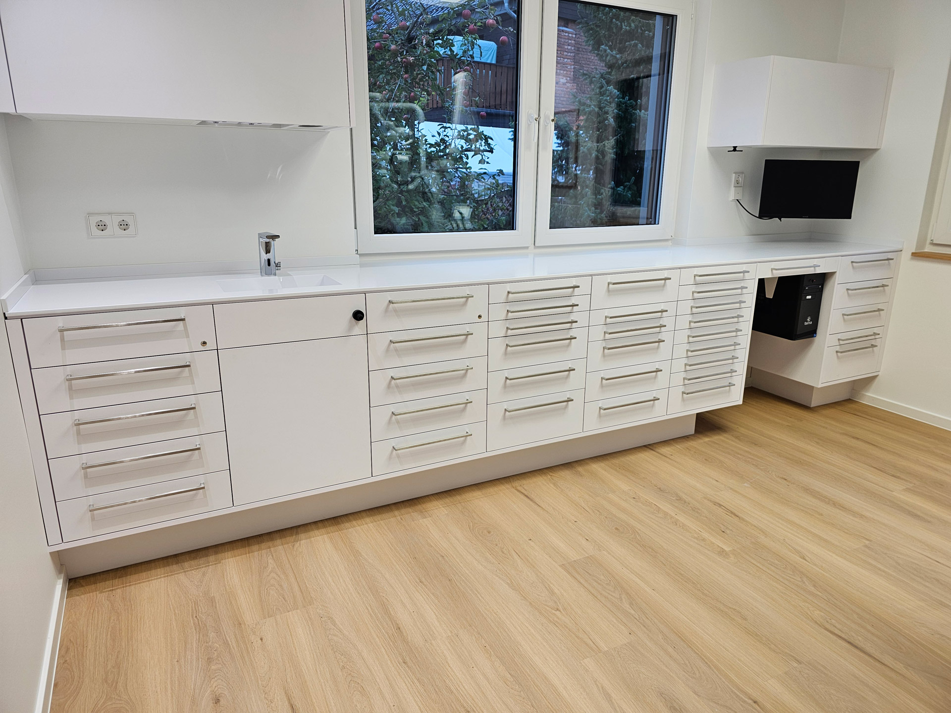 Möbel für einen modernen Behandlungsraum 01